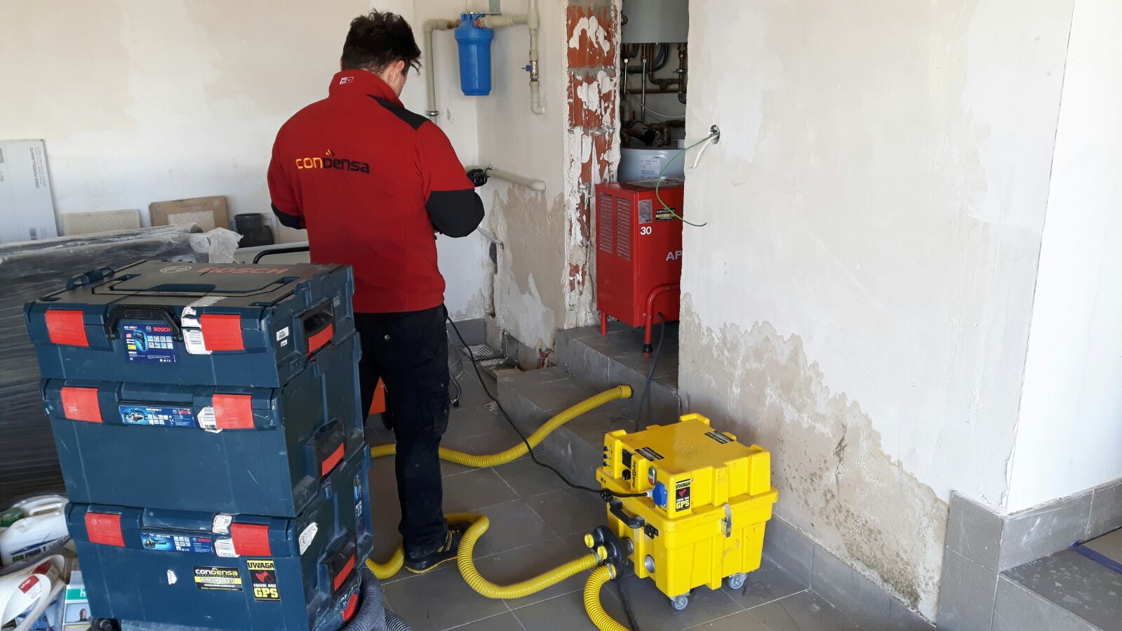 Specjalista od osuszania instaluje osuszacze budowlane na Psim Polu we Wrocławiu